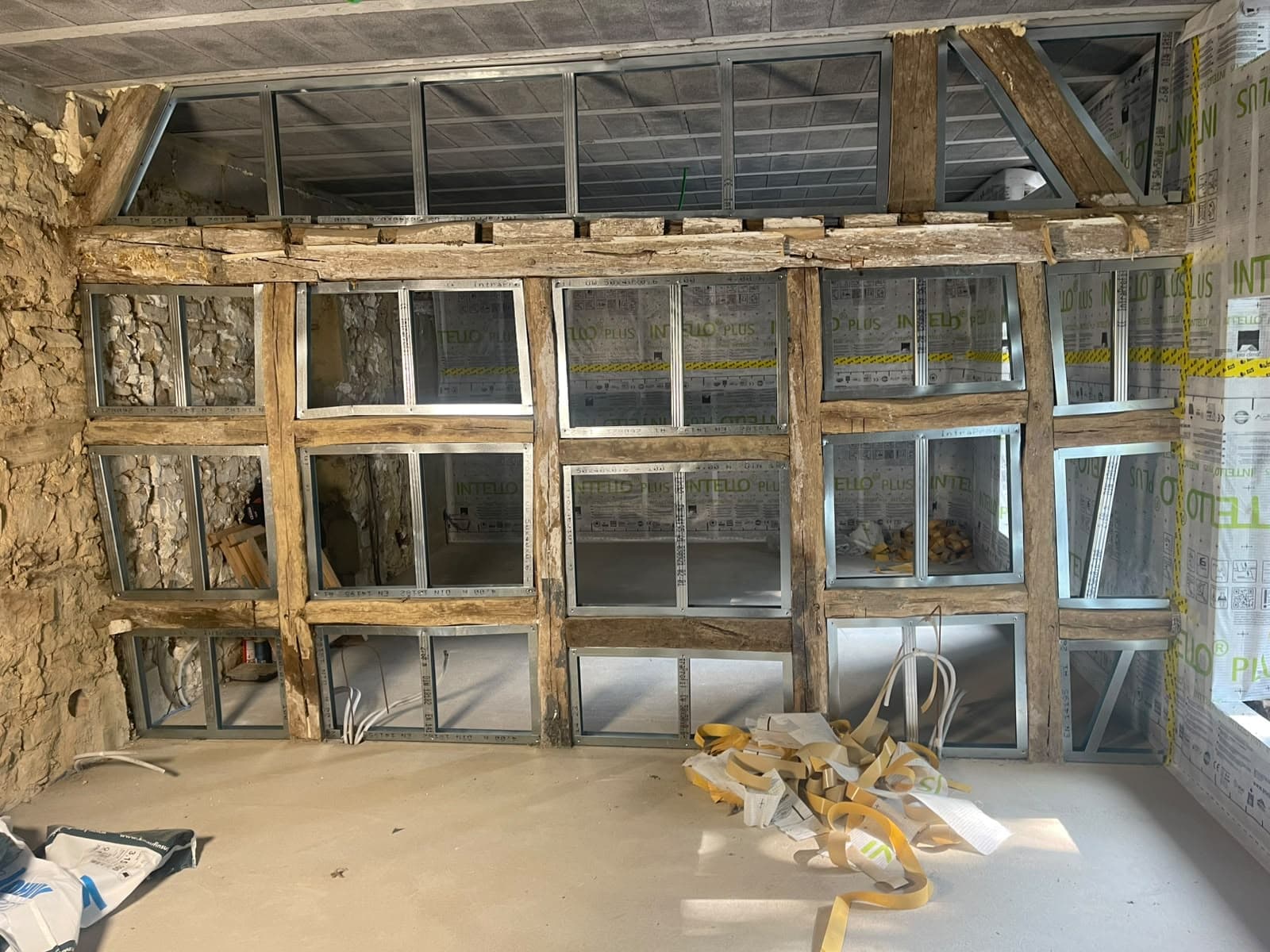 Pan de bois et nouvelles fenêtres dans une grange en cours de rénovation