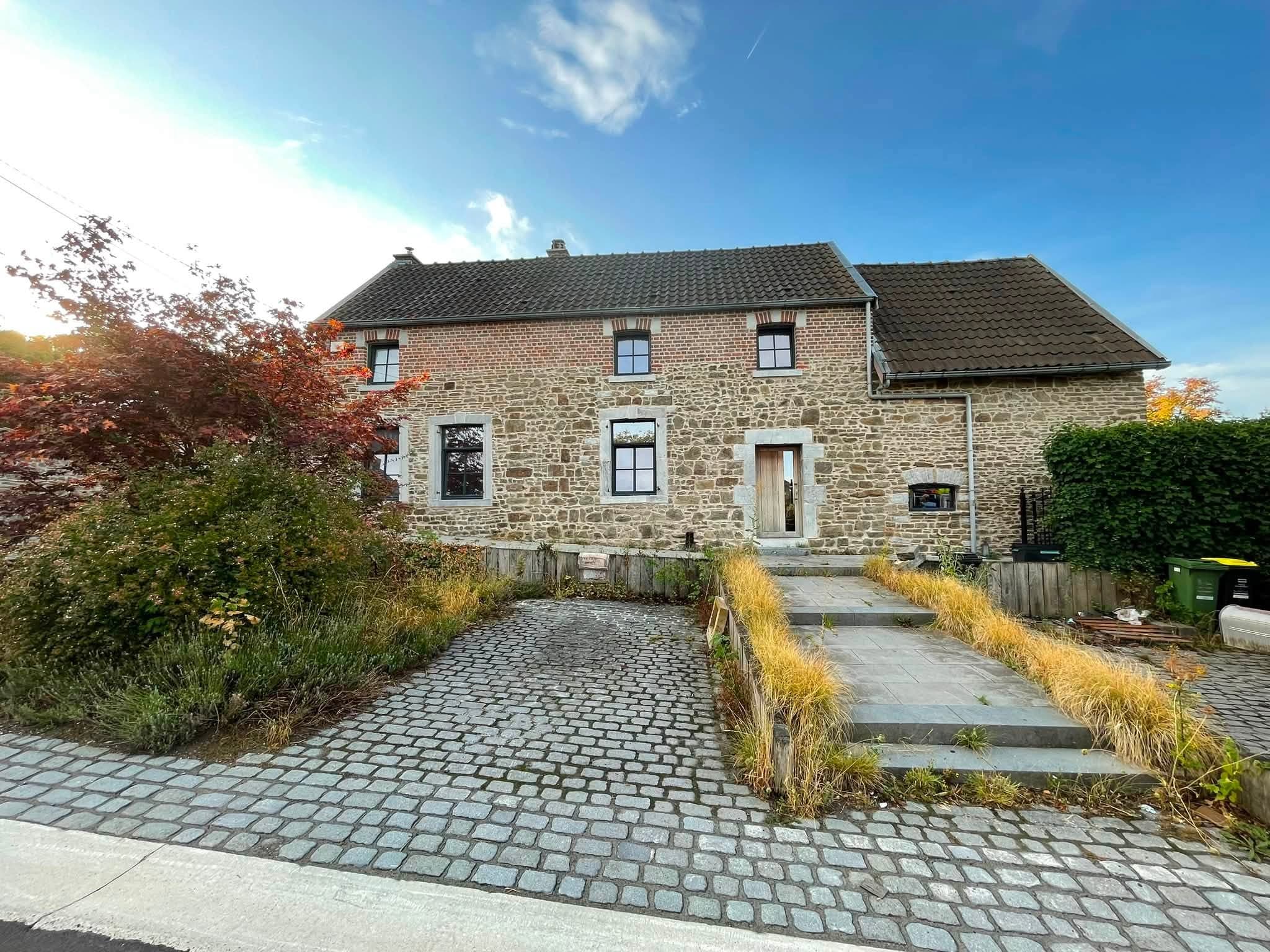 Maison de village en pierre et brique rénovée, avec son allée pavée et son jardin