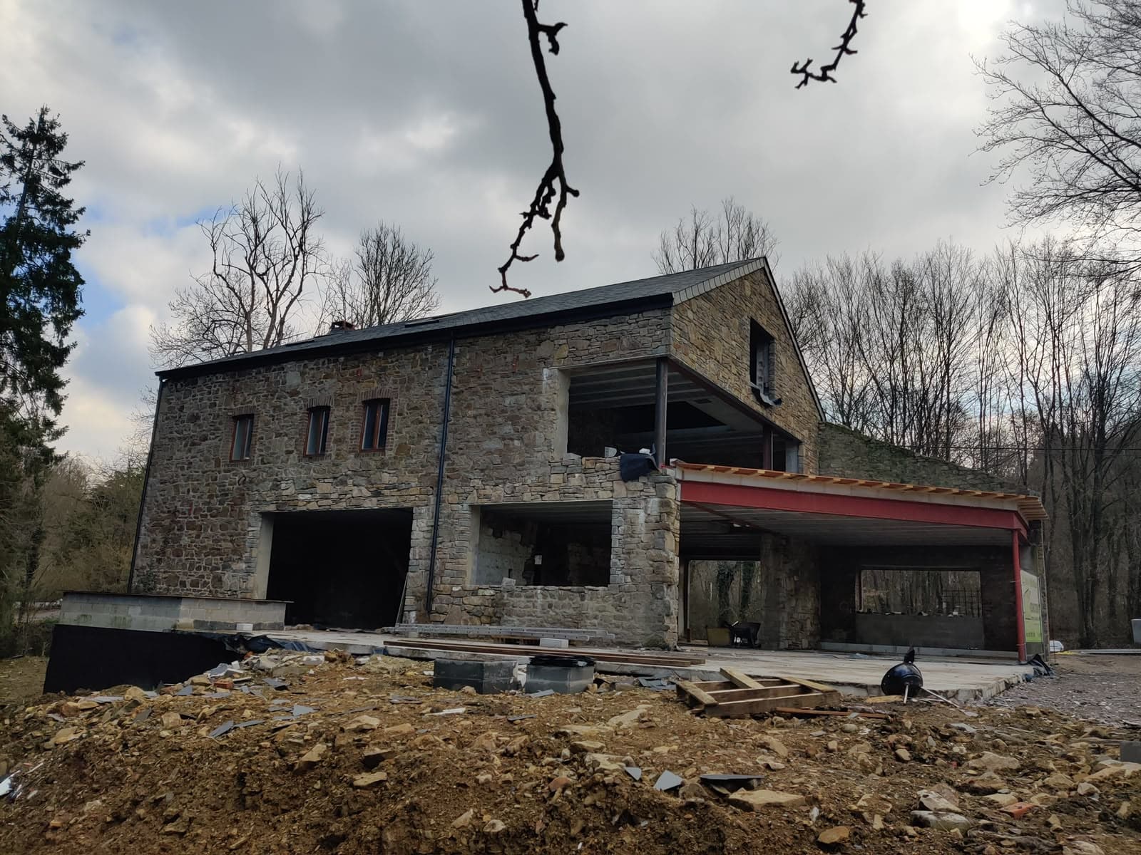 Maison en moellons reconstruite, abords encore en chantier