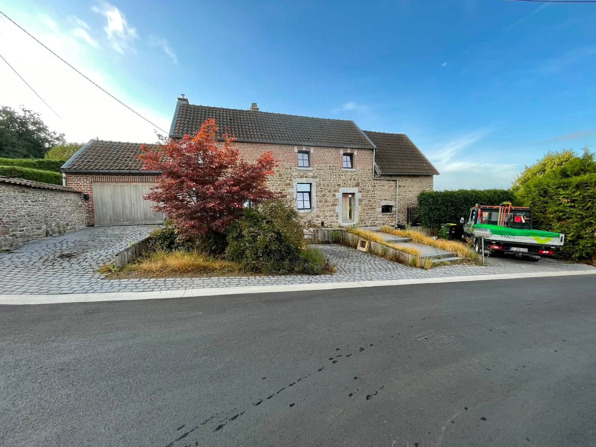 Maison en pierre rénovée avec sa cour pavée et son jardin
