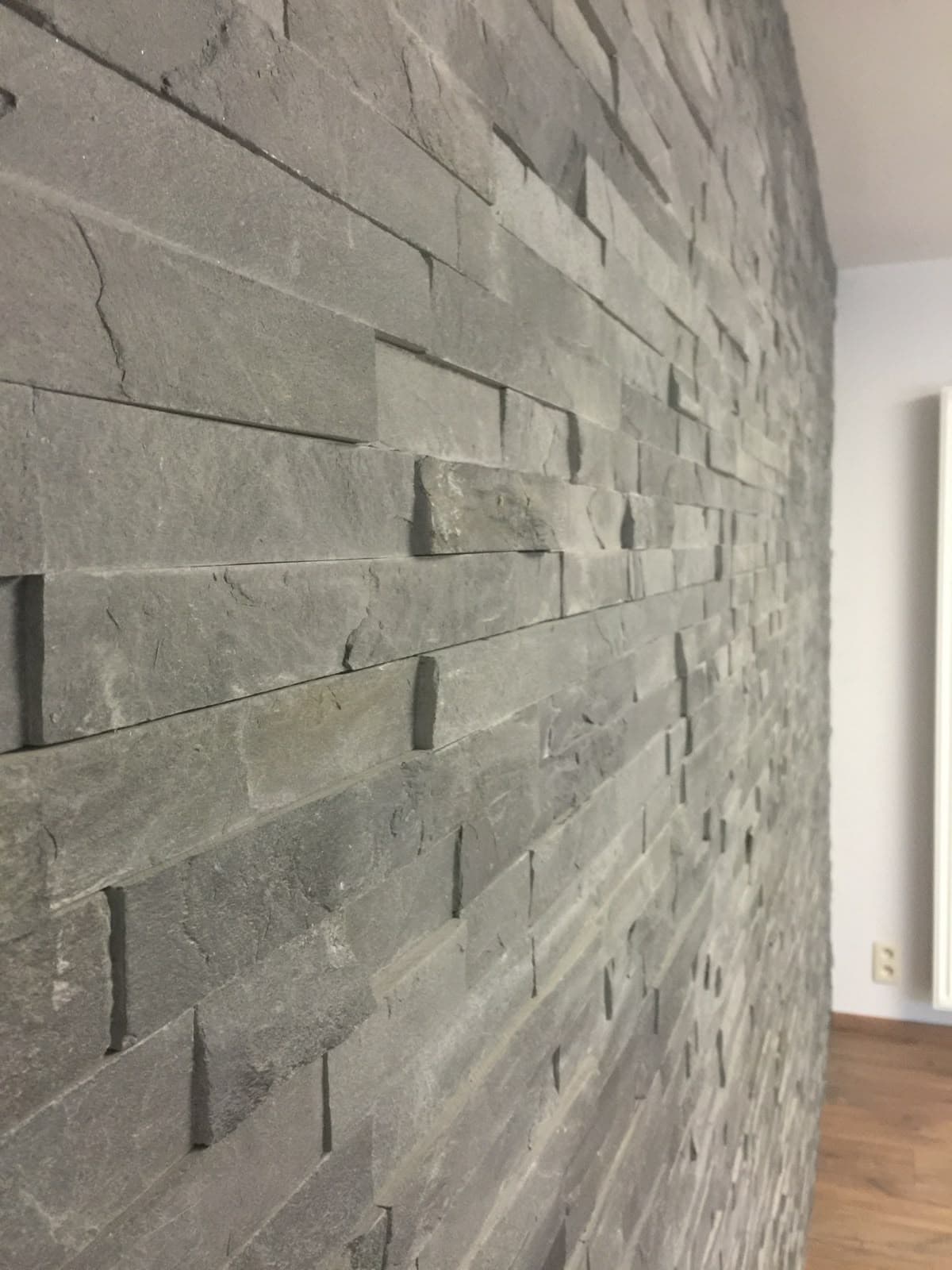 Mur intérieur habillé d’un parement en pierre naturelle
